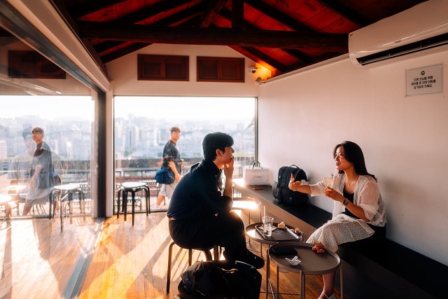 Pros and Cons of Meeting Instagram Followers in Real Life